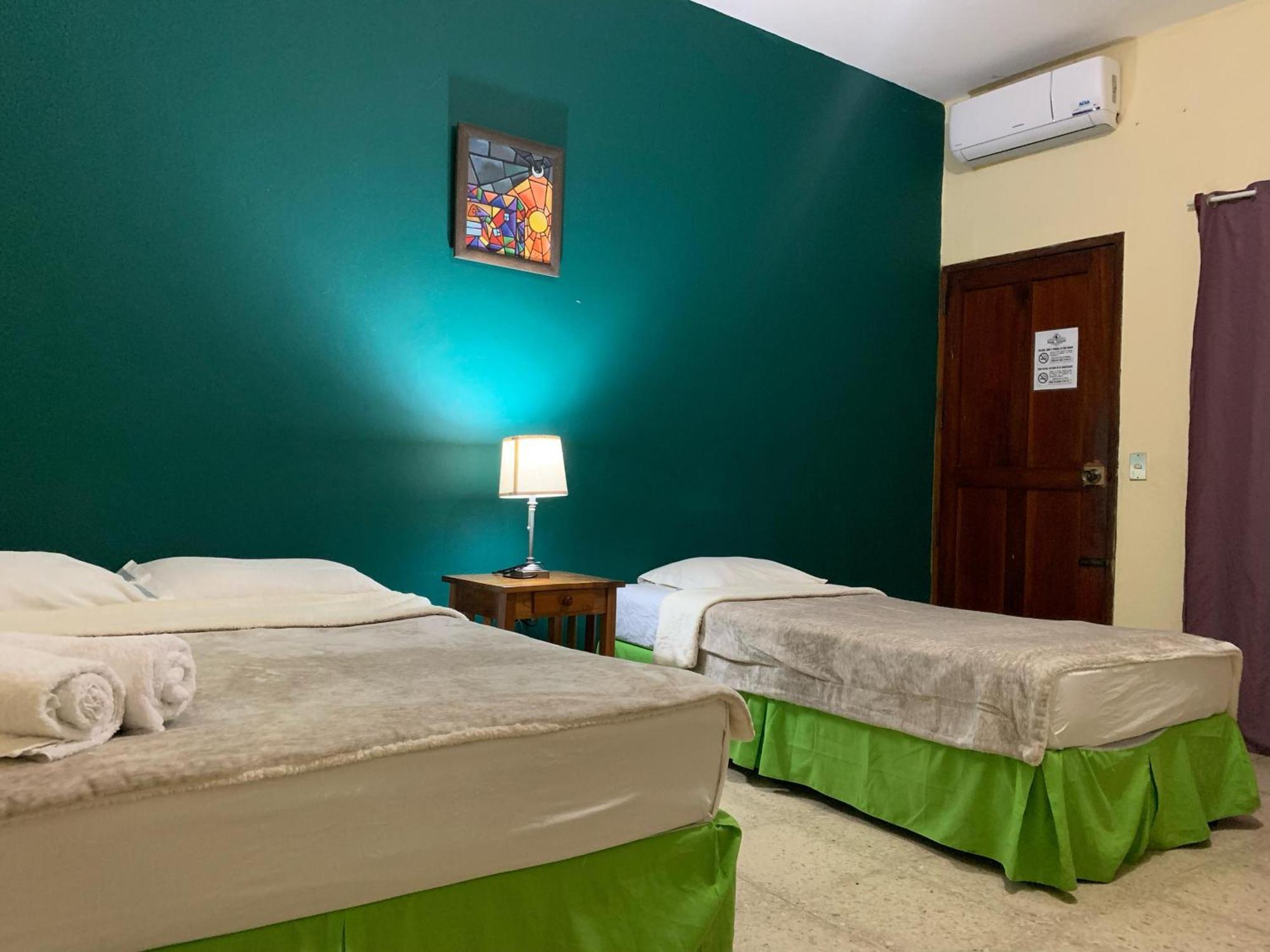 Hostal Fachente León Buitenkant foto